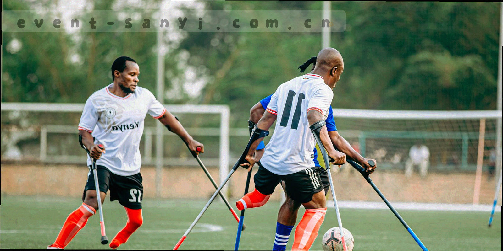 战术板上贴有便签与箭头，表现赛前分析
